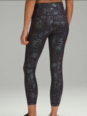 NWT Lululemon Wunder Under High-Rise Tight 25" *Shine
Logo Flourish Black Irides